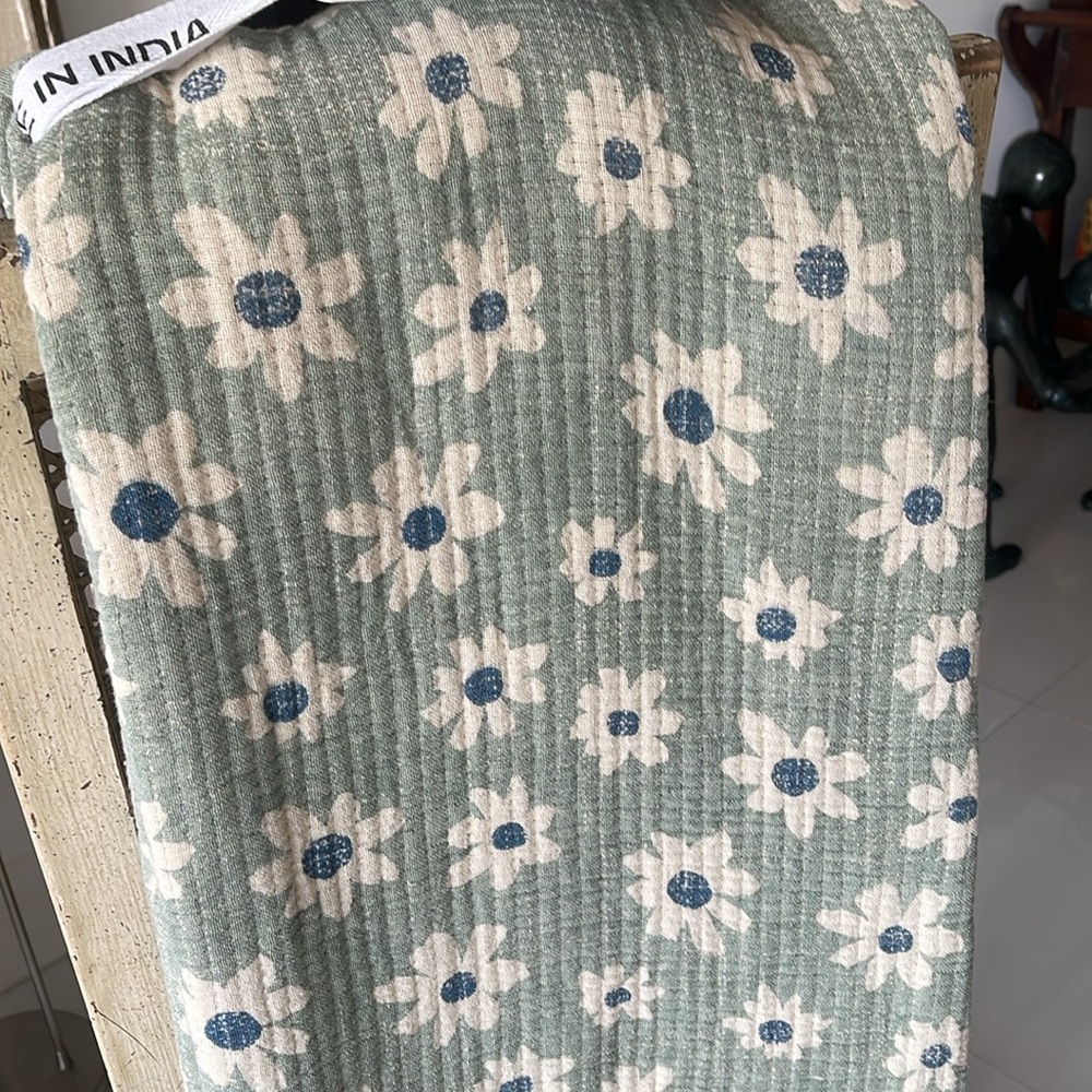 SALE! Artistic Accents Sage Green/Blue/Cream "Daisies" Decorative Throw Blanket - Picture 4 of 6